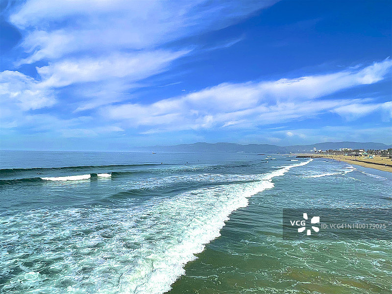 海浪与壮观云层下的潮汐，洛杉矶威尼斯图片素材