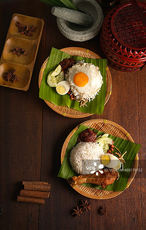 椰浆饭，马来西亚美食在木制背景平铺视图图片素材