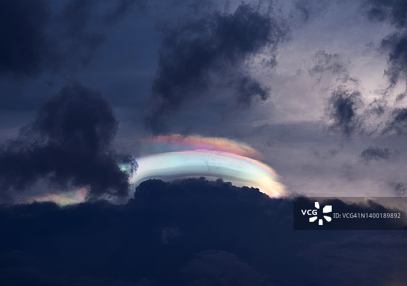 乌云上的彩虹光环图片素材