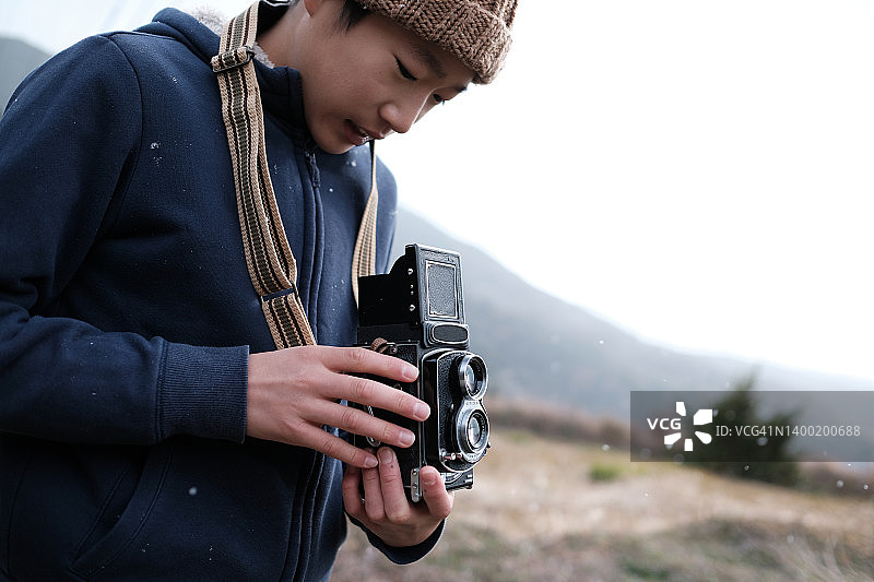 男孩拿着中画幅相机图片素材