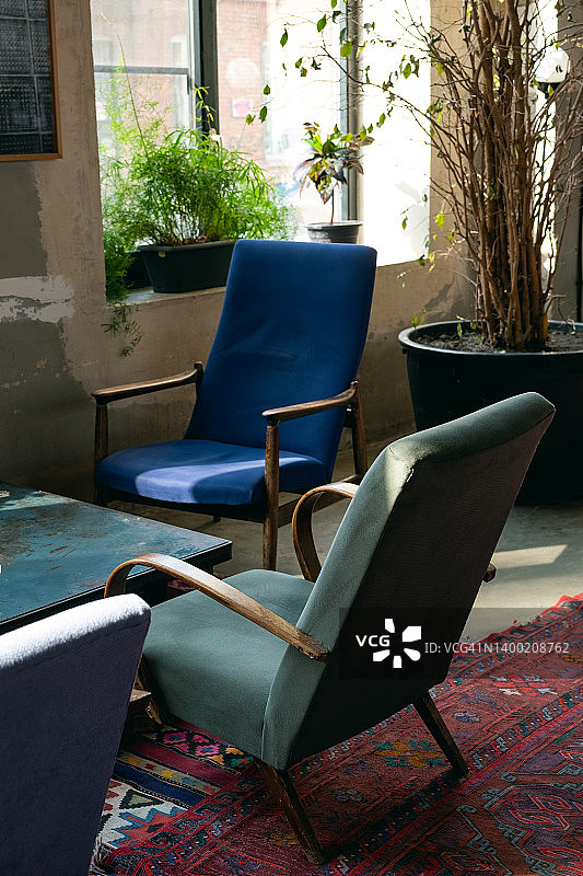 空旷的咖啡馆、办公室、共享办公空间或房间内的桌椅图片素材