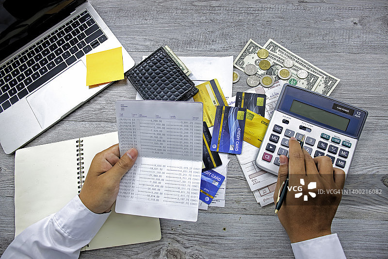 商务会计概念，商务人士使用计算器和电脑，办公室预算和贷款文件图片素材