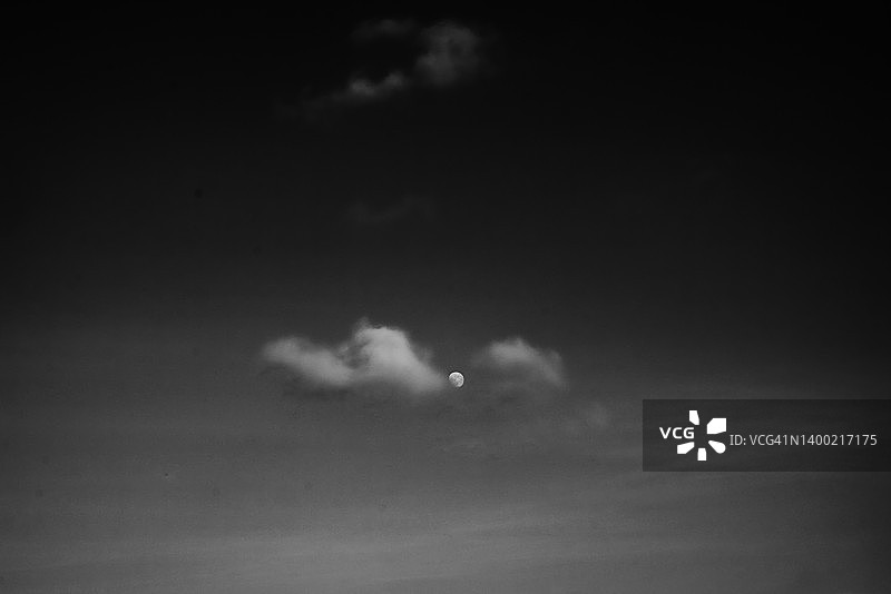 白天的月亮图片素材