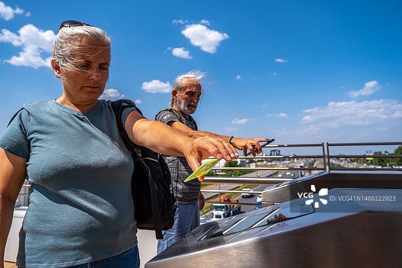 一个人用手机扫描公共交通闸机图片素材