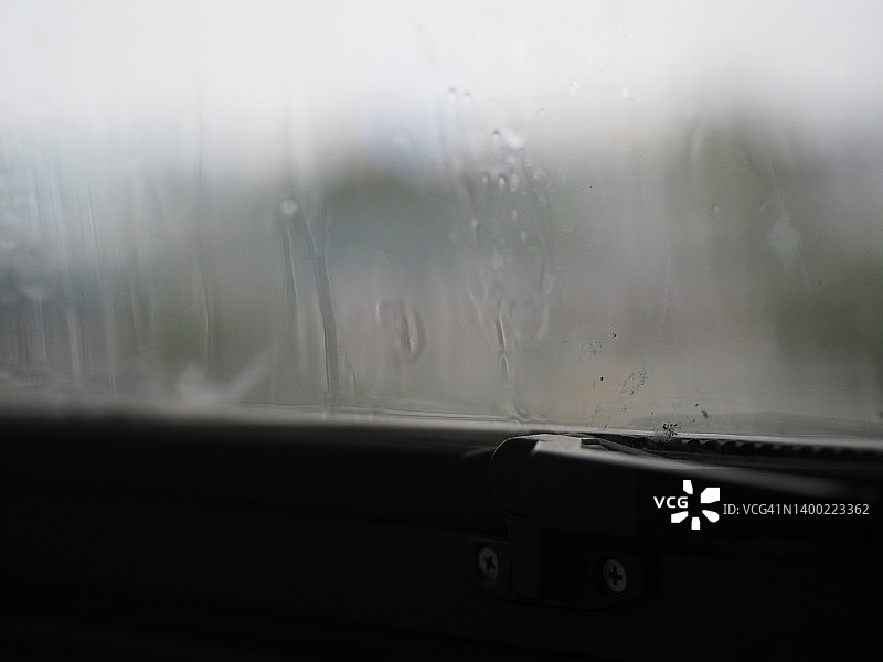 雨滴落在玻璃上，室内视角特写图片素材