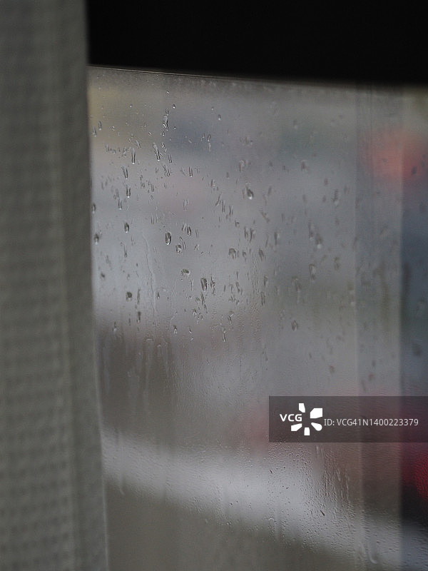 雨滴落在玻璃上，雨季图片素材