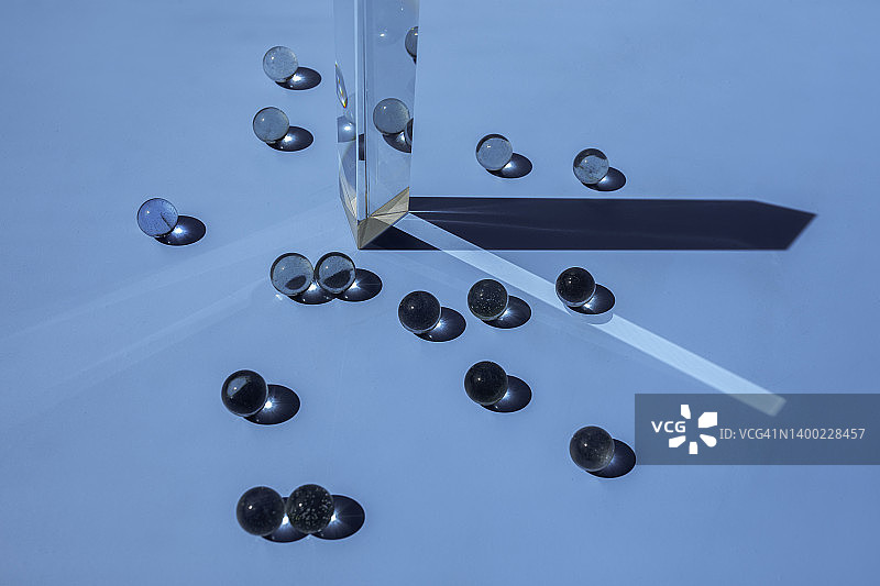 蓝色背景上的玻璃棱镜和玻璃球图片素材