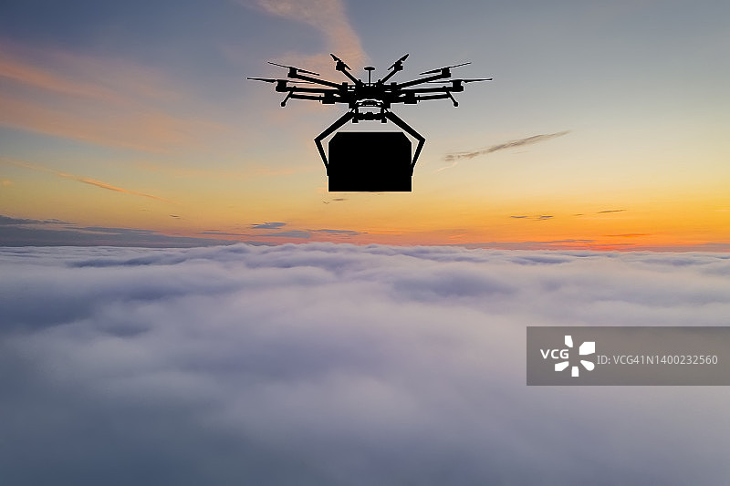 云层日落背景下的送货无人机：配送概念图片素材