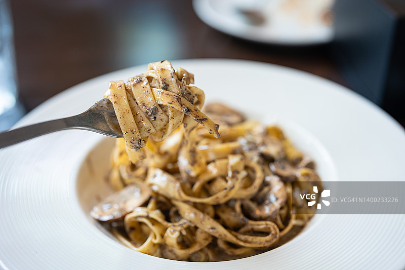 自制香肠和松露意大利面图片素材