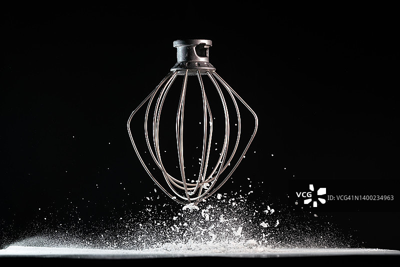 黑色背景中漂浮的打蛋器搅拌机图片素材