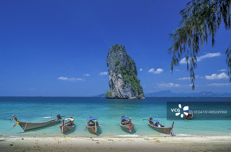 泰国海滩上的传统船只图片素材