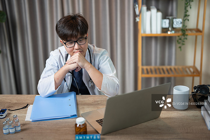 医生在网上咨询期间与患者交谈图片素材