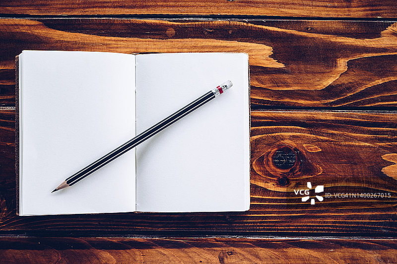 木桌上的打开的笔记本电脑图片素材