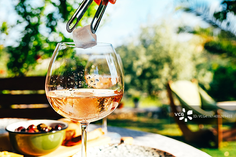 桌上的葡萄酒杯和开胃菜图片素材