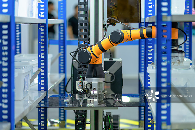 仓库中机器人使用真空夹具搬运塑料图片素材