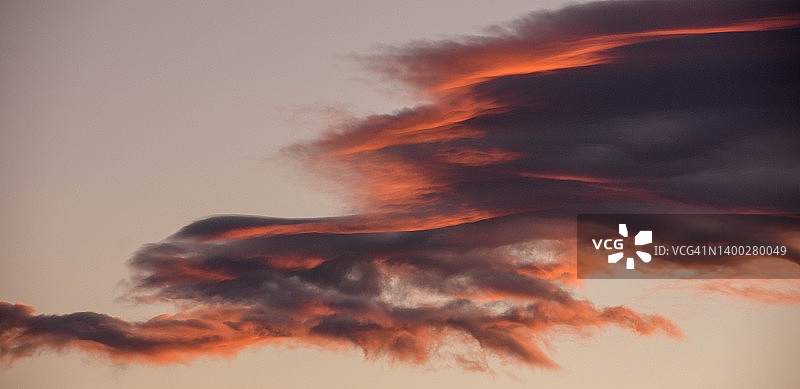 日出时分的橙色云彩美景图片素材