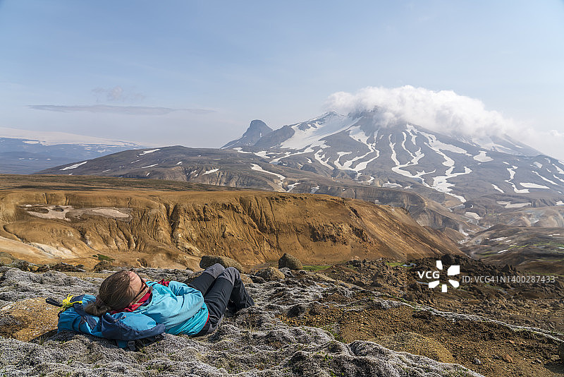 晴天，女人们躺在Hveradalir地热区的苔藓上图片素材