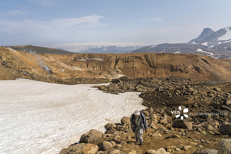 晴天在Hveradalir地热区徒步的游客图片素材