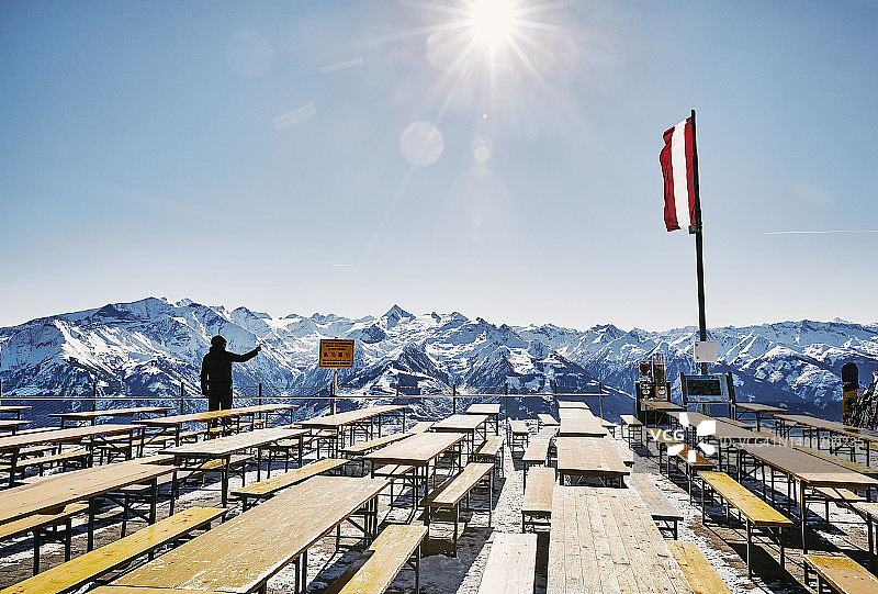 阳光明媚的山间餐厅，可欣赏雪山景色图片素材