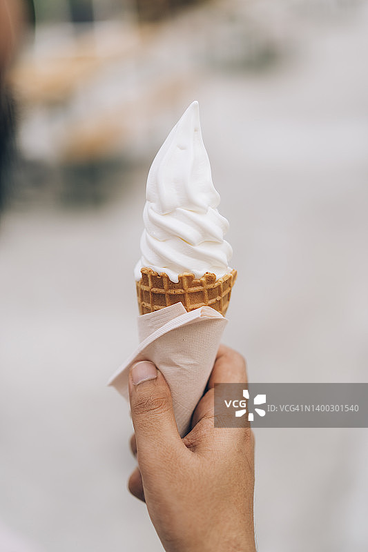 匿名女子手持冰淇淋图片素材