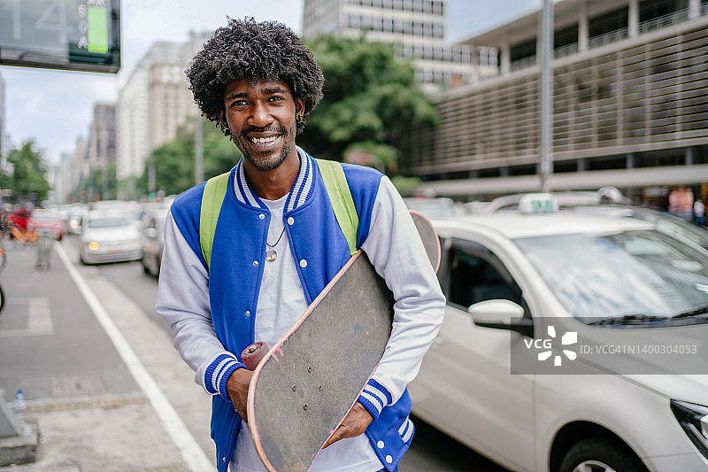 在巴西圣保罗保利斯塔大街滑滑板的大学生图片素材