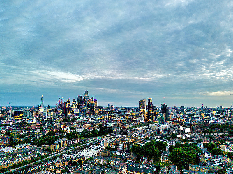 伦敦城市天际线（黄昏，无人机视角）图片素材