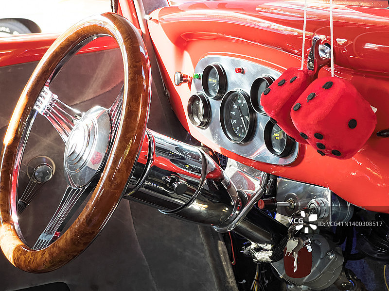 经典红色汽车仪表盘和毛绒骰子图片素材