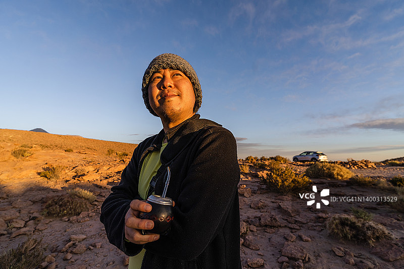 在阿塔卡马沙漠中的旅行者图片素材
