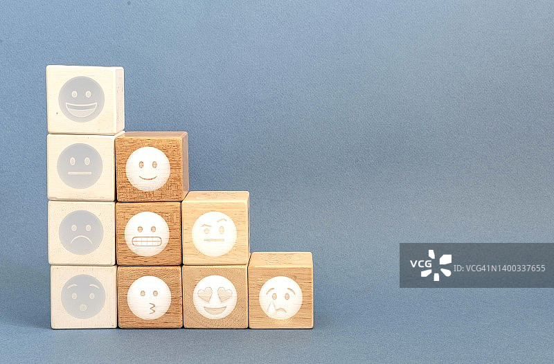 木块上的快乐、沮丧和悲伤符号图片素材