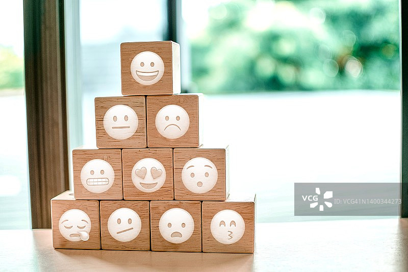 木块上的快乐、沮丧和悲伤符号图片素材
