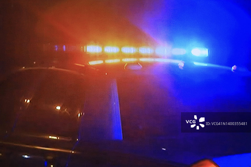 带有闪光灯的快速行驶警车图片素材