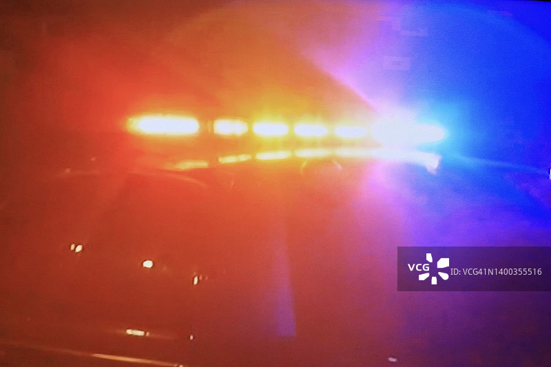 警车上的明亮闪光灯图片素材