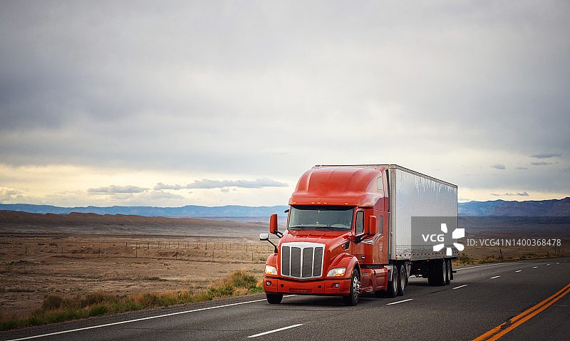 运输商业货物的冷藏半挂车 - 美国图片素材