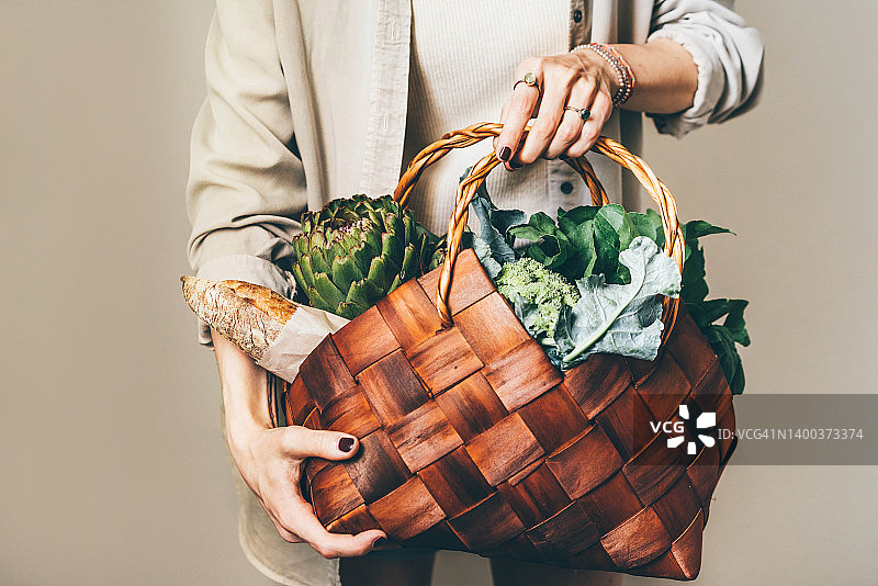装满有机蔬菜的柳条篮子图片素材