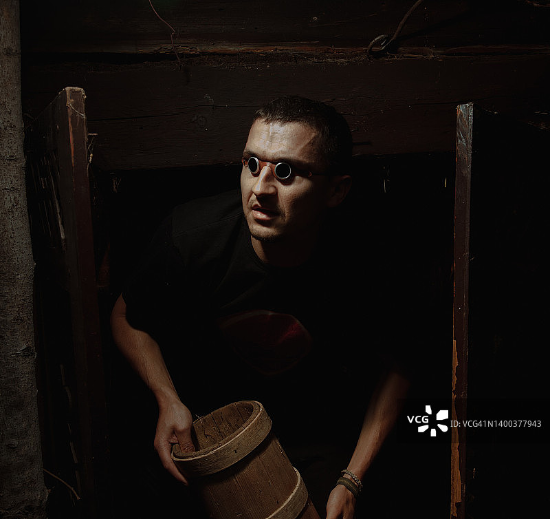 戴着护目镜和黄油碟的男人图片素材