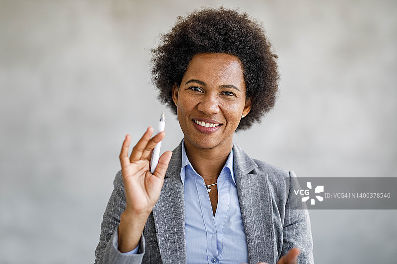 快乐的非裔美国女商人正在进行电话会议。图片素材