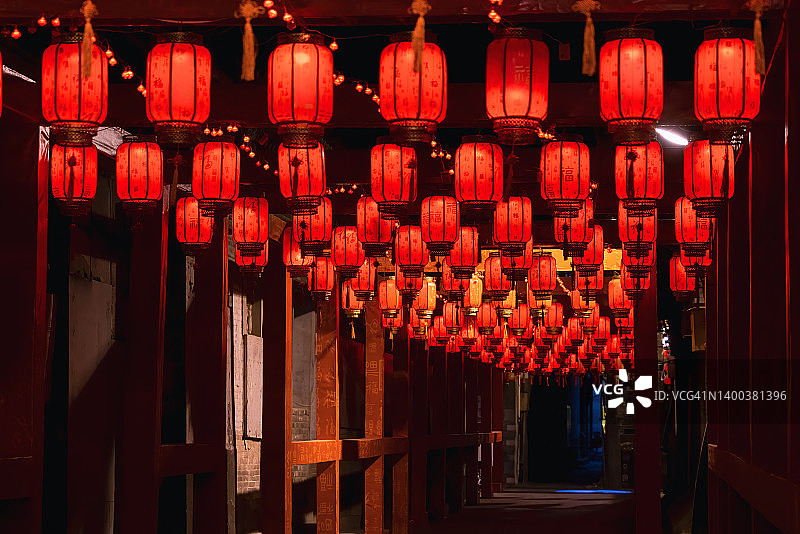 春节期间悬挂的红灯笼装饰图片素材