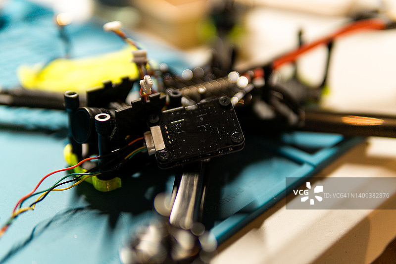 飞行员手工组装的赛车FPV无人机图片素材