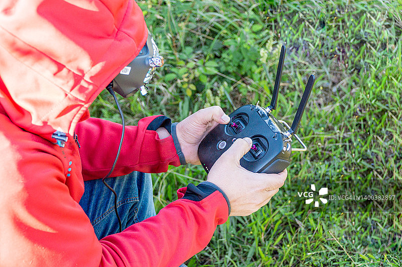年轻男子在户外驾驶FPV竞速无人机图片素材