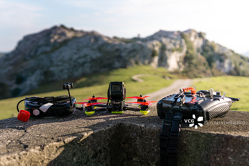 FPV无人机，遥控器和护目镜景观图片素材