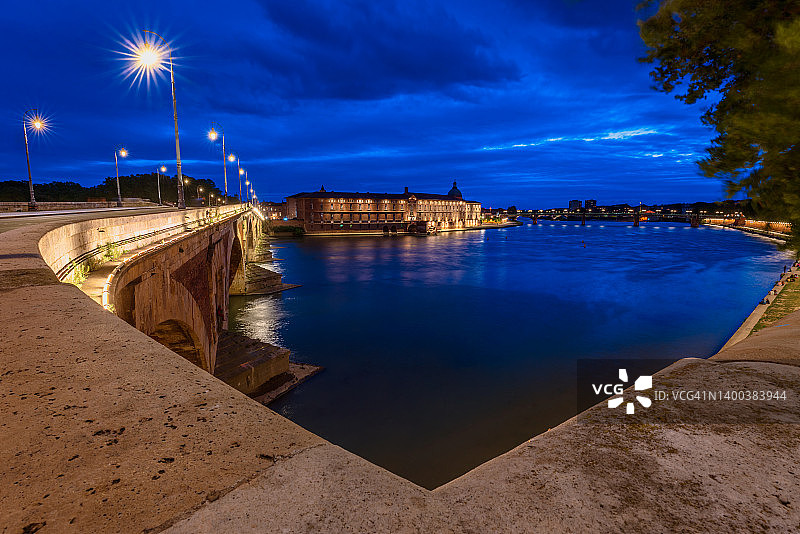 黄昏时分法国图卢兹市加龙河全景图片素材