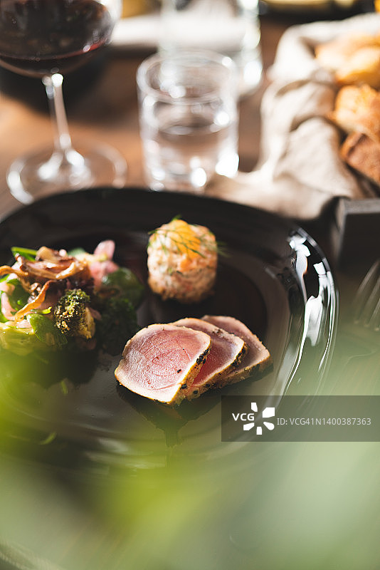 香煎金枪鱼开胃菜拼盘图片素材