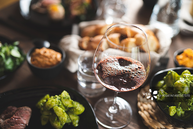 餐桌上的一杯红酒图片素材