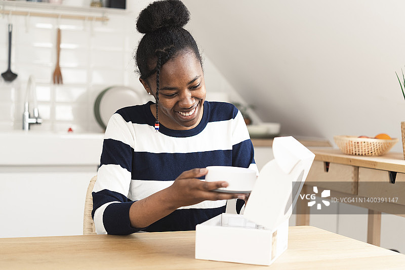 打开新的智能枢纽的快乐黑人女性肖像图片素材