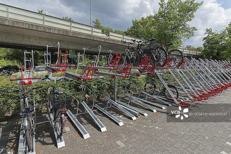 德国巴伐利亚州埃尔兰根火车站的新自行车停车架图片素材