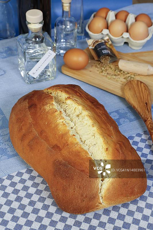 施瓦本美食，乌尔姆糖面包，茴香籽甜酵母面团糕点，烘烤，木制烹饪勺在后面，搅拌勺，茴香，鸡蛋，玫瑰水，木板，素食，传统美食，食物摄影，工作室，德国图片素材