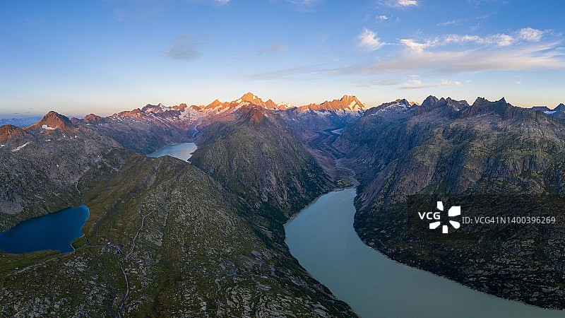 瑞士阿尔卑斯山格里姆瑟尔地区鸟瞰图,位于瑞士伯尔尼州,有格里姆瑟尔湖、特里布特泽维里湖和奥伯阿尔湖图片素材