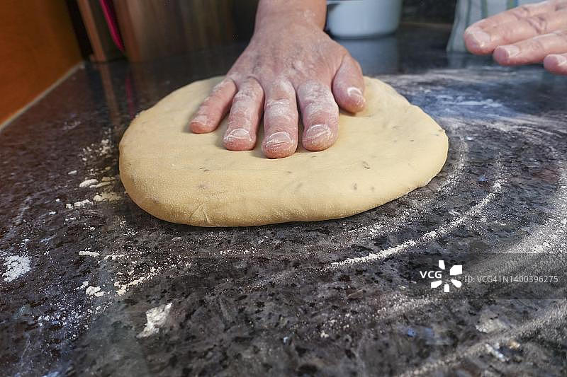 士瓦本菜肴：乌尔姆糖面包的制备图片素材