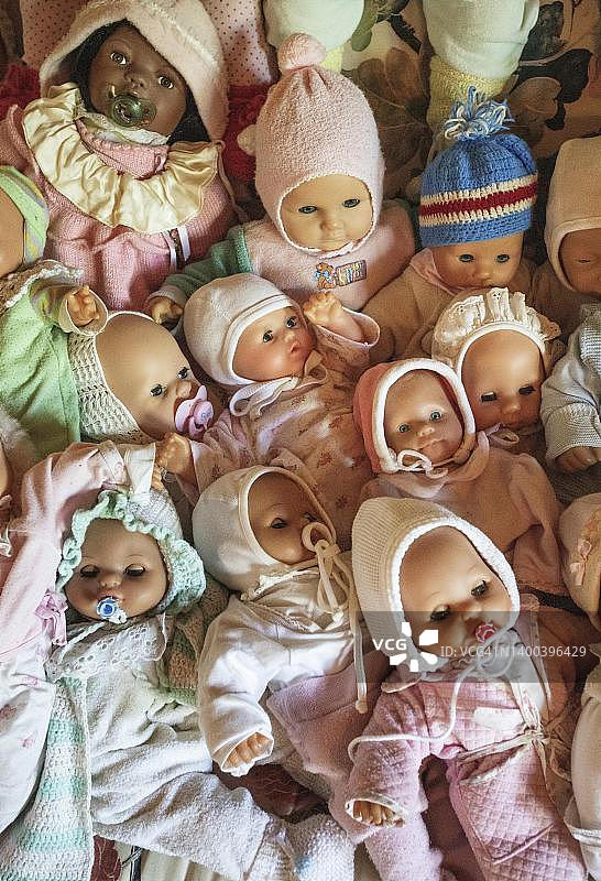 各种装饰娃娃和婴儿娃娃躺在一起，儿童玩具，象征性图像，奥地利图片素材