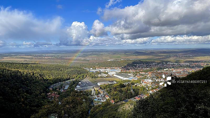 德国萨克森-安哈尔特州塔勒镇Hexentanzplatz观彩虹和哈茨山脉图片素材